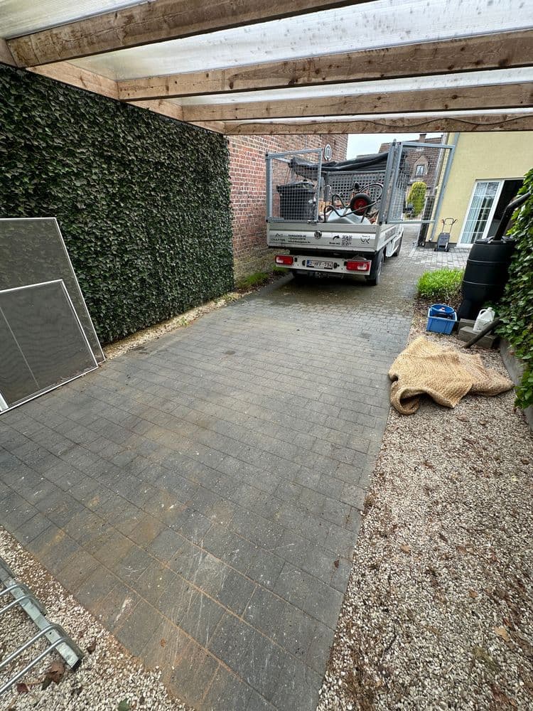 Een volledig lege en propere garage na de rommelophaaldienst